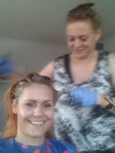 gegenseitig Haare stylen