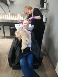 gegenseitig Haare stylen
